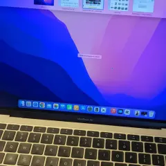 MacBook Air z kolorową tapetą. Czy mogę połączyć AirPods z laptopem? Tak, to możliwe.
