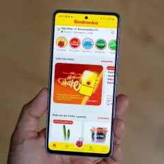 Jak zainstalować aplikację Biedronka? Na ekranie telefonu widać interfejs aplikacji z promocjami i ofertami.