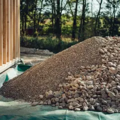 Ile kosztuje kubik żwiru? Przewodnik po cenach i oszczędnościach