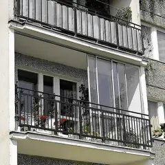 Zabudowa balkonu w bloku: Poradnik eksperta uniknij błędów!