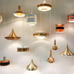 Colección de lámparas colgantes de diseño, algunas con **bombillas sin punto de luz** visible, creando un ambiente cálido y moderno.