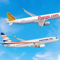 Dwa samoloty, jeden z napisem "flypgs.com" i drugi z logo Smartwings, lecą na tle błękitnego nieba. Smartwings flota w locie.