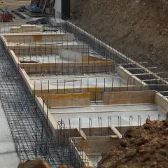 Przygotowanie do wylania ław fundamentowych. Widać zbrojenie i szalunki, które określą, ile betonu na ławy fundamentowe będzie potrzebne.