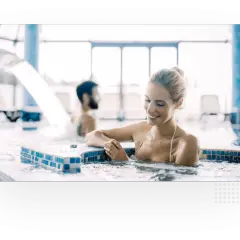 Uśmiechnięta kobieta w basenie multisport. Ile czasu spędzisz na relaksie?