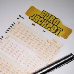 Kupon Eurojackpot i długopis. Dowiedz się, jak sprawdzić, czy twój kupon eurojackpot nie został sfałszowany w kolekturze.
