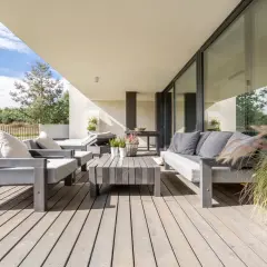 Moderne Lounge-Möbel auf Holzterrasse laden zum Entspannen ein. Perfekt, um die Terrasse gestalten und den Sommer zu genießen.