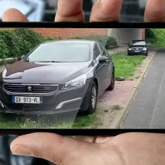 Voiture banalisée garée sur le bas-côté, potentiellement un radar flashant par l'avant ou l'arrière.