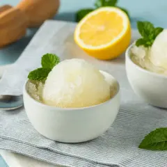 Orzeźwiająca cytrynowa granita, idealna na upalne dni. Prosty przepis na domową granita.