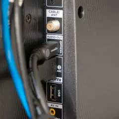 Złącza HDMI i USB na telewizorze. Wtyczka HDMI obsługuje ochronę przed kopiowaniem HDCP, zapewniając bezpieczne przesyłanie sygnału.