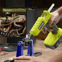 Naprawa elektroniki z użyciem pistoletu na klej na gorąco. Różne rodzaje kleju na gorąco mogą być stosowane do różnych materiałów.