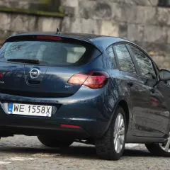 Tylne światła i żarówki w ciemnoniebieskim Oplu Astrze J.