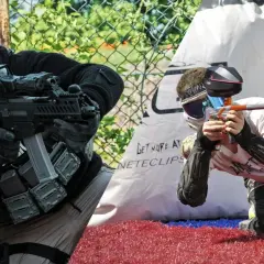 Dos jugadores, uno en airsoft paintball, se preparan para la acción.
