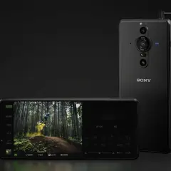 Sony Xperia Pro i z profesjonalnym aparatem, gotowy do uchwycenia dynamicznych ujęć, np. rowerzysty w lesie.