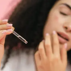 Retinol i kwas hialuronowy: jak łączyć dla odmłodzonej skóry?
