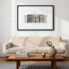 Disposizione cornici su parete: un quadro con un edificio storico domina la stanza, sopra un divano beige.