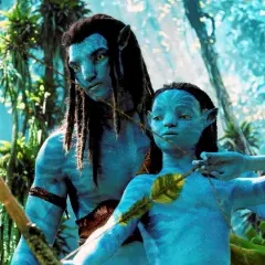 Neytiri uczy Jake'a, jak strzelać z łuku. Czy to jego pierwszy raz, kiedy jako avatar ćwiczy strzelanie?