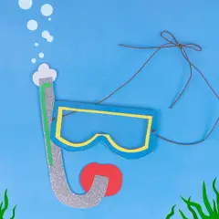 Buntes Papier-Bastelset: Taucherbrille malen mit Schnorchel und roten Lippen, umgeben von Seegras und Luftblasen.