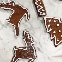 Julkakor med renar och granar, dekorerade med ett enkelt royal icing recept.