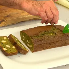 Un pastel de acelgas con almendras, decorado con menta.