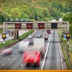 Autobahn mit Tempolimit 80 in Litauen. Verkehr fließt, aber die Geschwindigkeit wird kontrolliert.