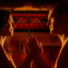 Para, którzy pytają tantra co to, widzą parę w intymnym uścisku dłoni, w ciepłym, przyćmionym świetle.