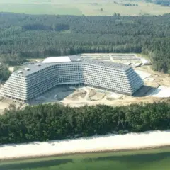 Nowy hotel Gołębiewski w budowie, z widokiem na morze i las.