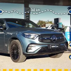 Un Mercedes-Benz GLC Coupé gris est garé à une station-service. Une ligne pointillée relie une pompe à essence à la voiture, indiquant une autonomie de 360 km. Le coût est de 25,58 € pour 360 km.