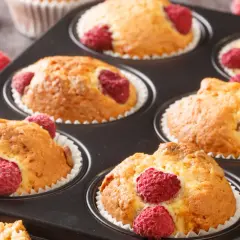 Puszyste muffinki serowe z malinami w formie do pieczenia.