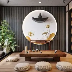Ein Raum im japanischen Einrichtungsstil mit einem niedrigen Holztisch, Sitzkissen, einer Buddha-Statue auf einem Podest und einem Wandbild mit Lotusblumen.