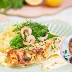 En portion lax med citronsås, serverad med potatismos, gröna bönor och räkor. En glad kvinna syns i en cirkel till höger.