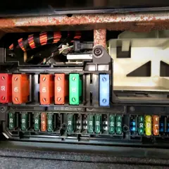 Panel bezpieczników BMW E60. Szukasz, gdzie jest przekaźnik pompy paliwa? Tu są bezpieczniki, ale przekaźnik jest gdzie indziej.