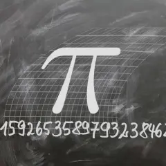 Symbol liczby pi na siatce z jej rozwinięciem dziesiętnym: 3.1415926535897932384626433.