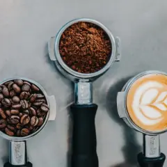 Ziarna kawy, mielona kawa i gotowe cappuccino z latte art. Pyszna kawa, niskie kcal.