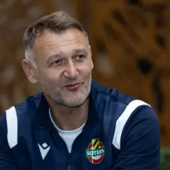 Artur Płatek w dresie z herbem klubu, zamyślony.