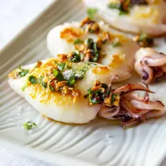 Chipirones a la plancha, tiernos y dorados, con un toque de ajo y perejil picado. Un plato sencillo y delicioso.