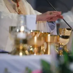 Kiedy jest ofiarowanie podczas mszy i dlaczego jest to ważne?