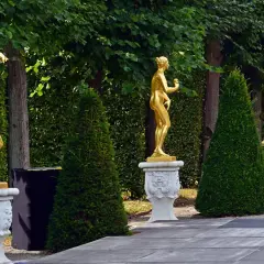Moderne Gartenskulpturen: Auswahl, Platzierung & Pflege-Tipps