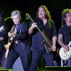 Zespół rockowy gra na scenie podczas koncertów w Charlotte.