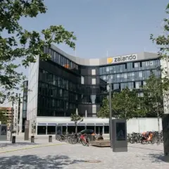 Nowoczesny budynek Zalando. Zastanawiasz się, czy na Zalando można płacić Paypo? Sprawdź sam!