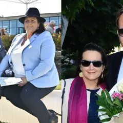 Para na zdjęciu, Helena Mańkowska i jej towarzysz, uśmiechają się do obiektywu. Helena ma na sobie jasnoniebieską marynarkę i czarny kapelusz.