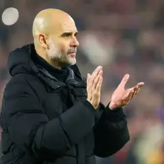 Łysy mężczyzna w czarnej kurtce, z brodą, klaszcze. Nawet najlepsi trenerzy bez pracy mogą znaleźć się w takiej sytuacji.