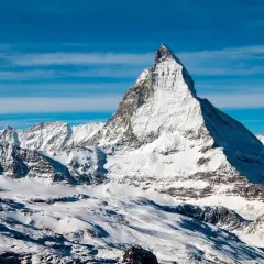 Majestatyczny Matterhorn w śnieżnej szacie, zapraszający do wejścia na szczyt.