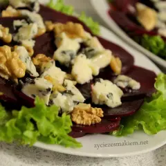 Wykwintne carpaccio z buraka z serem pleśniowym i orzechami włoskimi, podane na chrupiącej sałacie.