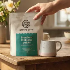 Hand hält Beutel mit Kollagenpulver. Die positive Kollagen wirkung für Haut und Gelenke wird durch das Produkt unterstrichen.