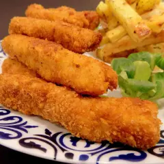 Chrupiące paluszki rybne lub kurczak w panierce, podane z frytkami i sałatką. Idealne na szybki obiad.