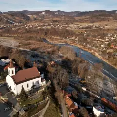 Widok z lotu ptaka na region z popradem, z kościołem i domami w dolinie.