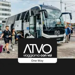 Młodzi ludzie z walizkami wsiadają do autobusu ATVO na lotnisku w Wenecji.