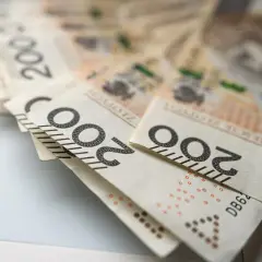 Złotówki, banknoty 200 zł. Czy to wystarczy, by dowiedzieć się, ile wynosi emerytura olimpijska?