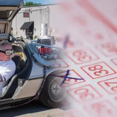 Gracz w stroju naukowca w DeLorean, obok kuponu lotto z zaznaczonymi numerami. Największe błędy przy przeliczaniu kursu euro które zawyżyły wygrane graczy.