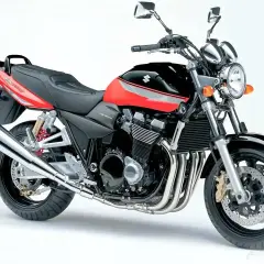 Czerwono-czarny Suzuki GSX z 2005 roku. Zastanawiasz się, ile pali motor? Ten klasyk z pewnością zapewni emocje.
